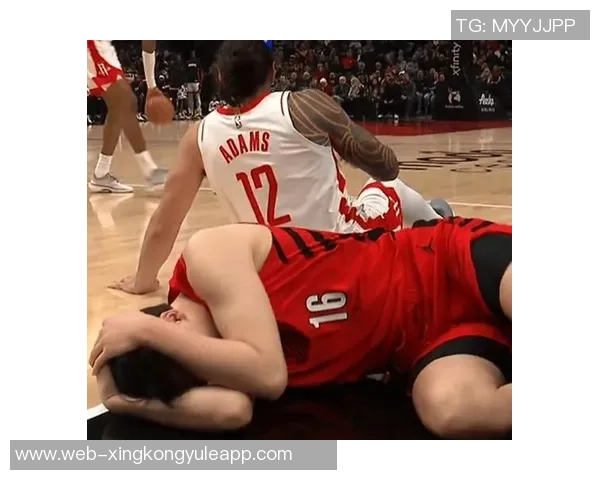 裁判赞赏杨瀚森表现出色赛后竖大拇指传递认可与鼓励